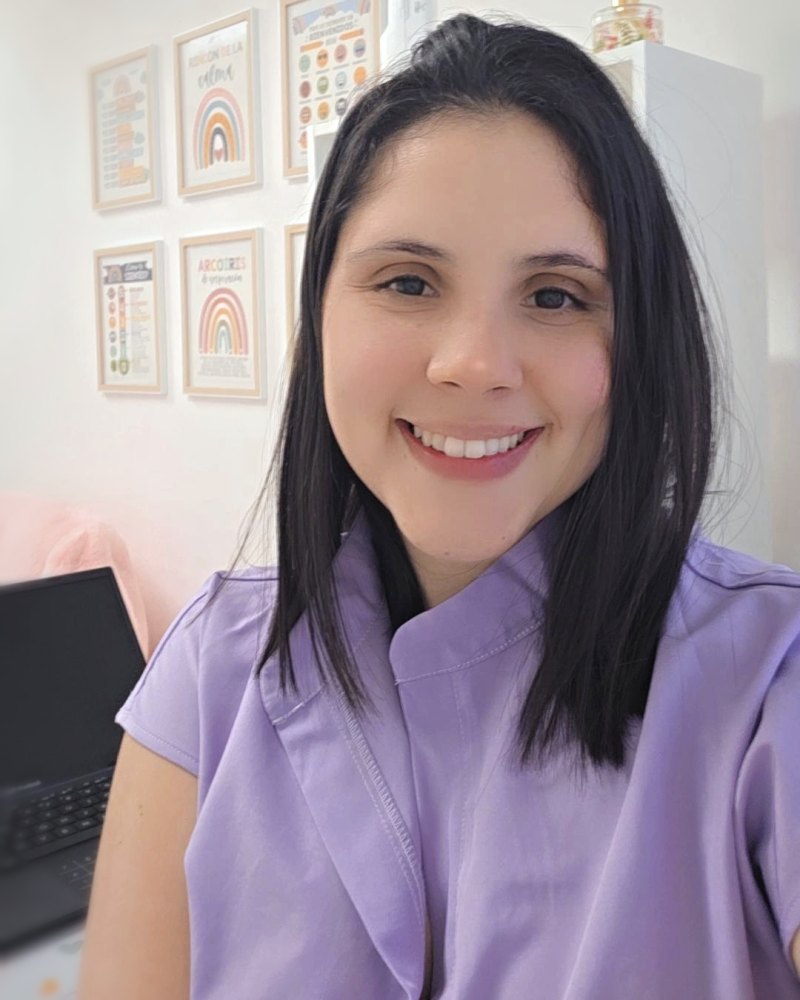 Nathalie González sonriendo en su sala de trabajo